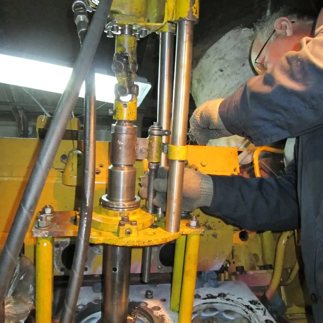 Técnico de Metalock Uruguay perforando un block en el taller